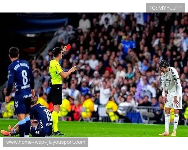 球员抗议风太大：发球都飞走了