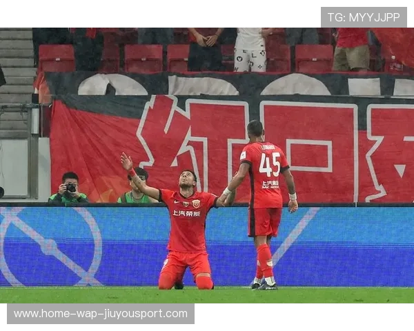 河南队古斯塔沃禁区外横向带球，突然起脚打近角